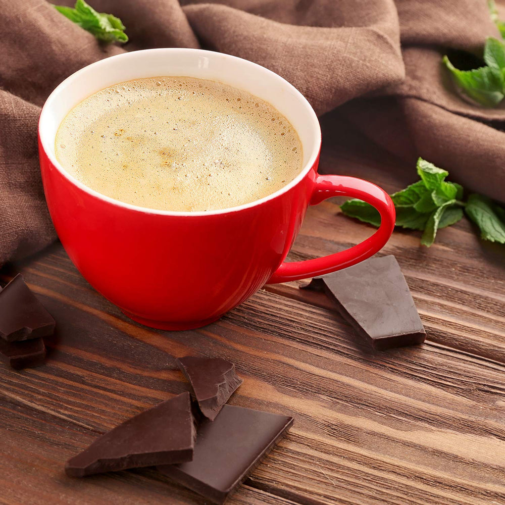 Andes taza servida con espuma ligera y aroma a chocolate menta, experiencia indulgente