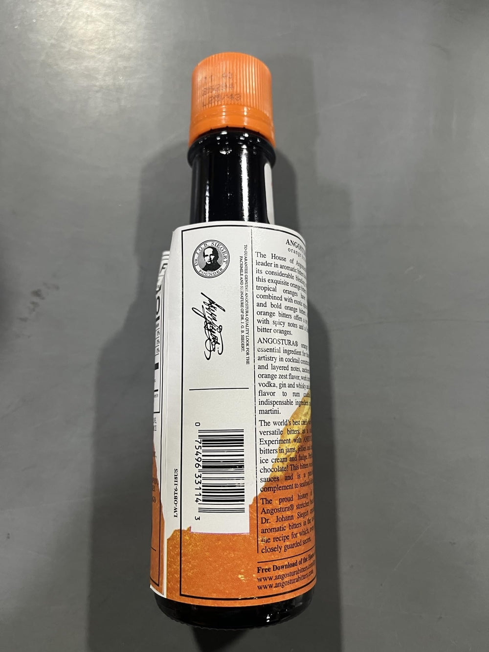 ANGOSTURA botellas en barra de casa transmitiendo uso cotidiano y estilo