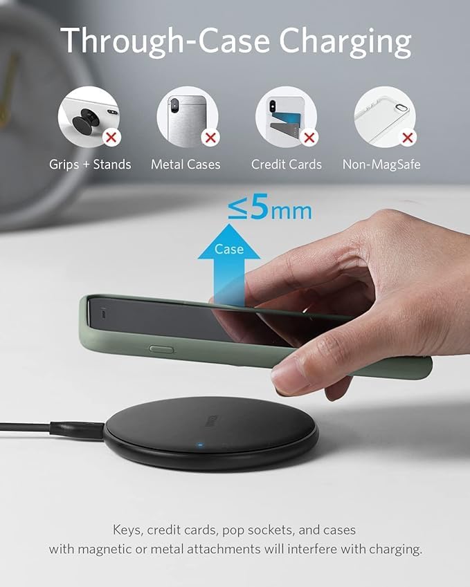 Anker 313 sobre mesita junto a auriculares, estética y conveniencia diaria