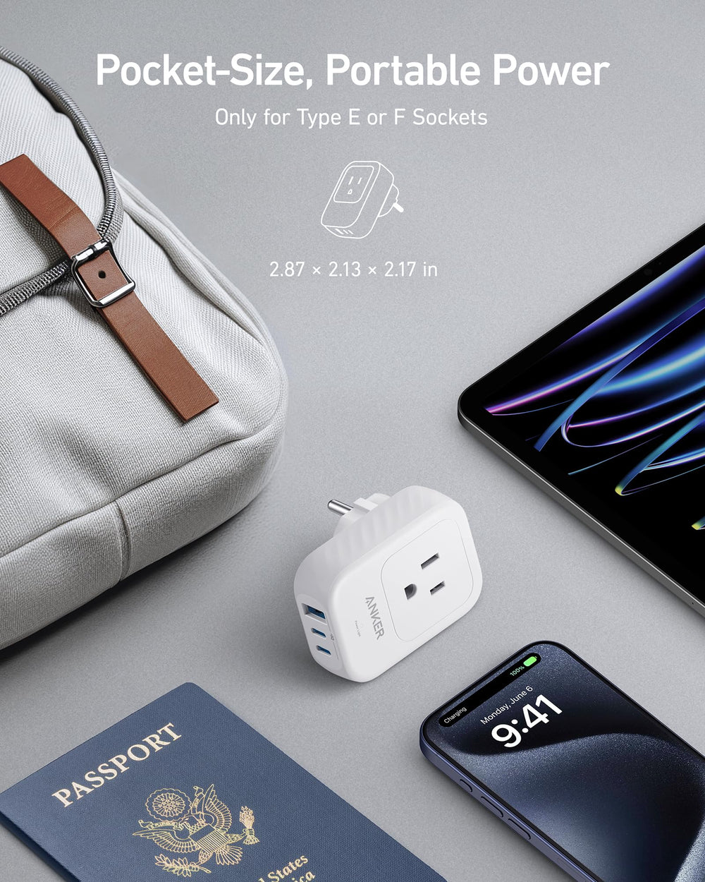 Anker adaptador en uso en cafetería cargando smartphone y portátil simultáneamente