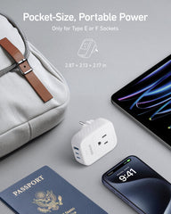 Anker adaptador en uso en cafetería cargando smartphone y portátil simultáneamente
