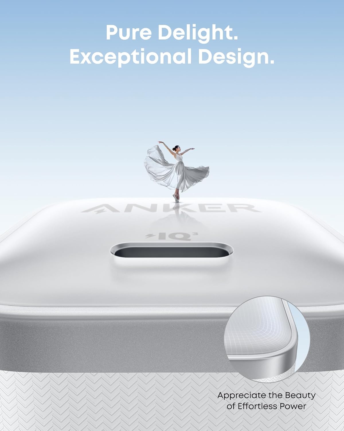 Anker comparación de tamaño con manos para apreciar su portabilidad