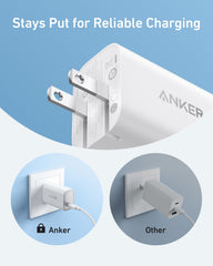 Anker Nano Charger en uso cargando un portátil en un escritorio, potencia rápida y orden
