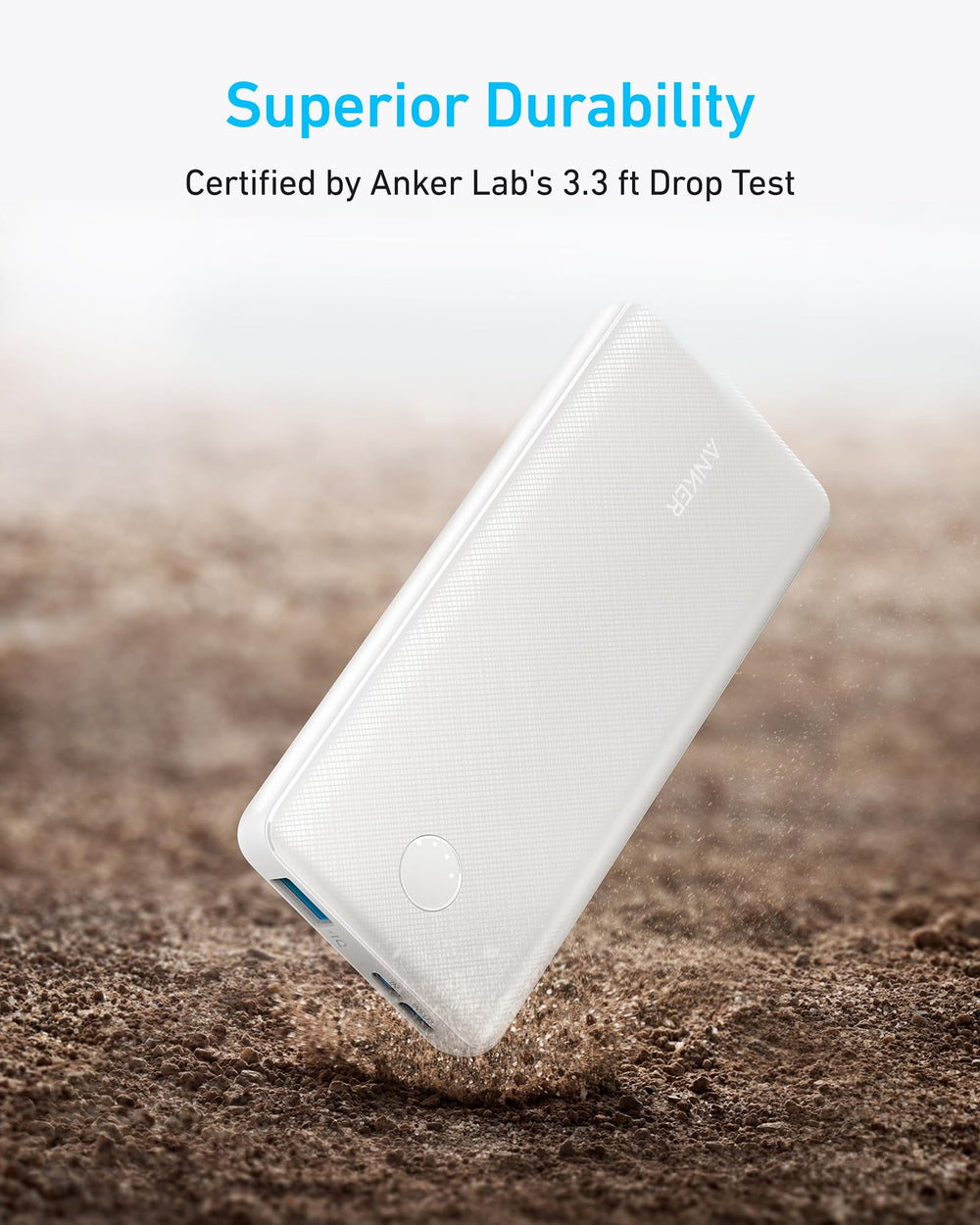 Anker PowerCore Slim 10000 en mano demostrando su peso ligero