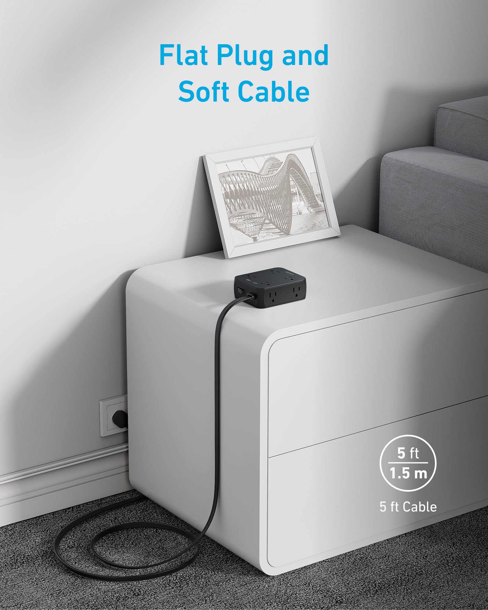 Anker regleta en sala multimedia con TV y consola, protección y orden