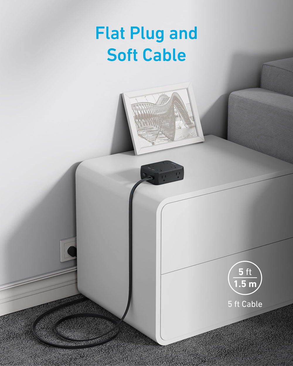 Anker regleta en sala multimedia con TV y consola, protección y orden