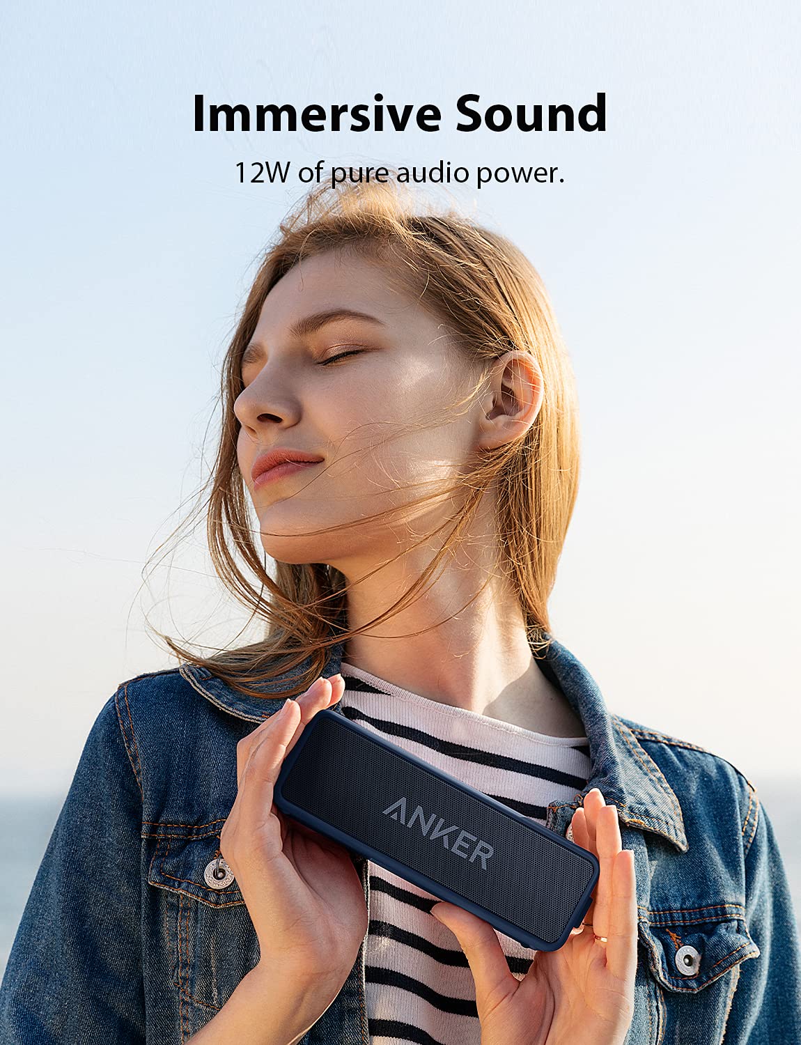 Anker Soundcore 2 junto a una botella para demostrar escala y portabilidad