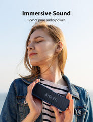 Anker Soundcore 2 junto a una botella para demostrar escala y portabilidad