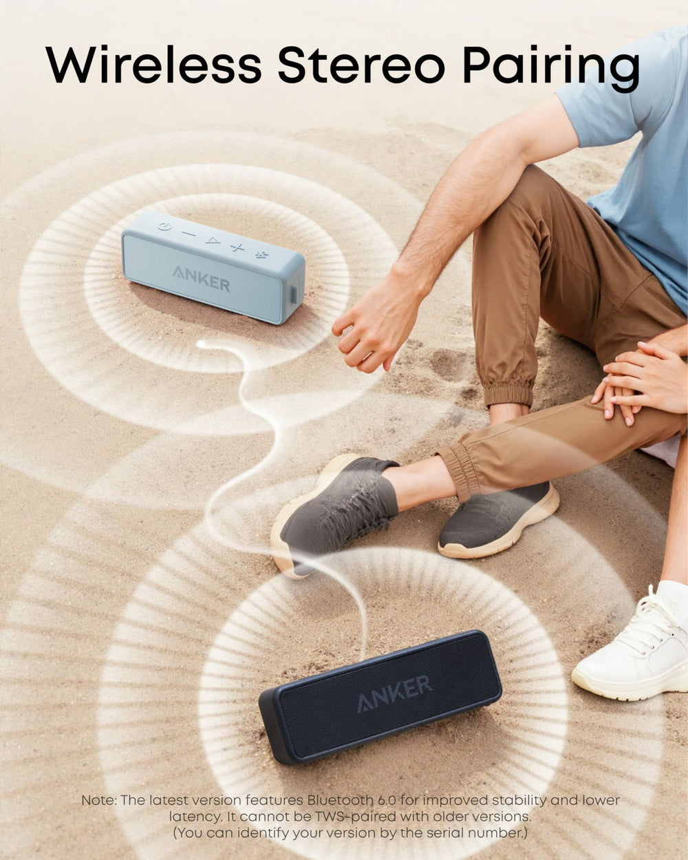 Anker Soundcore 2 junto a una mano para mostrar su tamaño práctico