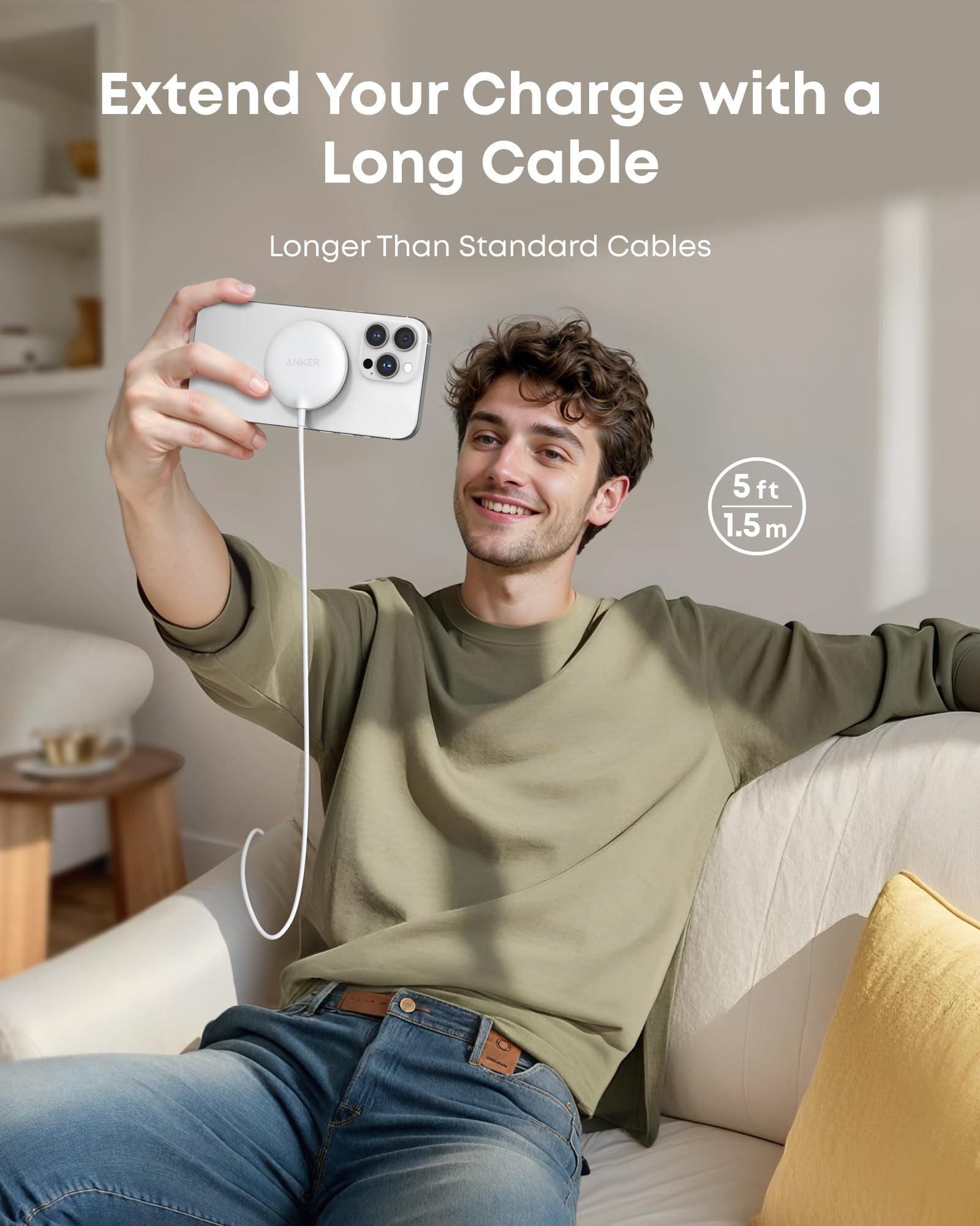 Anker Zolo en uso con iPhone sujeto magnéticamente y carga estable