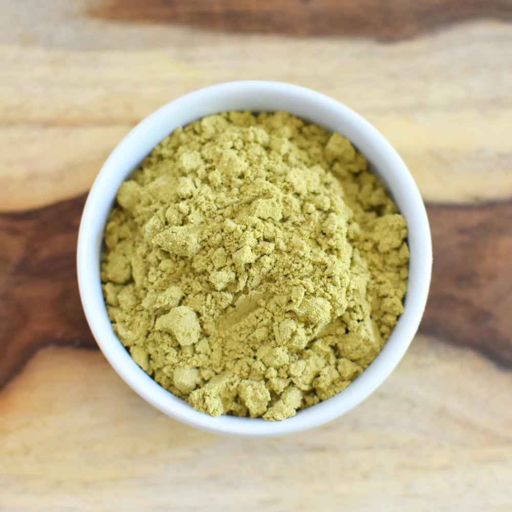 Anthony's envase de 1 lb junto a una taza para comparar tamaño y porciones