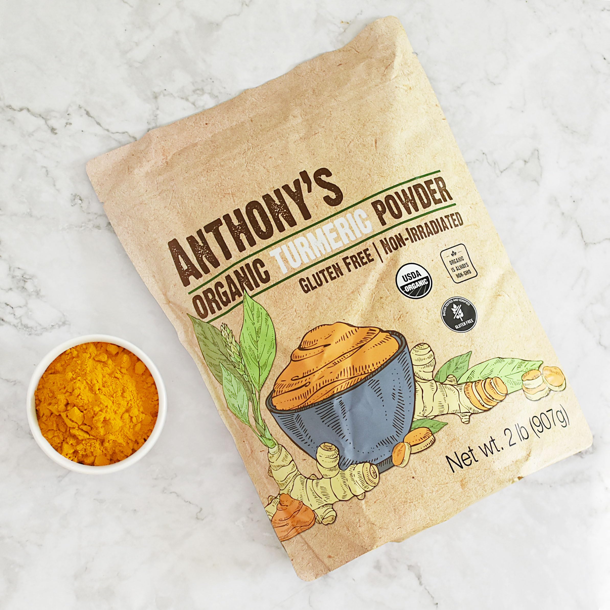 Anthony's cúrcuma espolvoreada en plato, aporta color y sabor a recetas