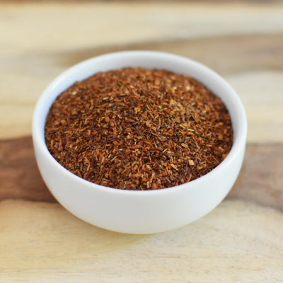 Taza con infusión de Anthony's Rooibos rojo durante extracción para sabor intenso