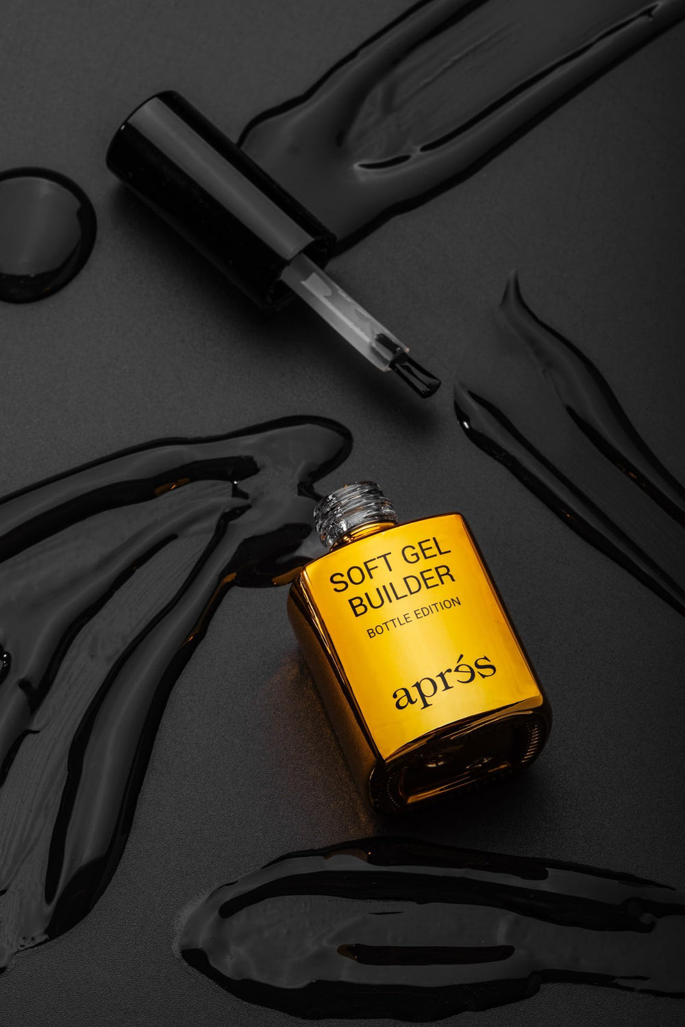 APRÉS manos en salón usando Soft Gel Builder para manicura profesional