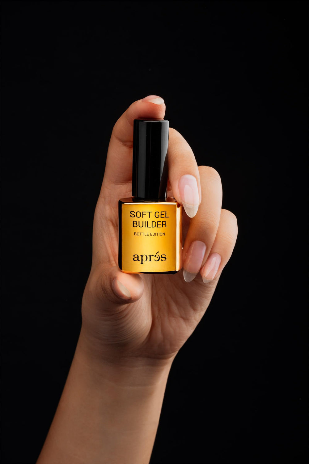 APRÉS overlay en uña natural con Soft Gel Builder para refuerzo flexible