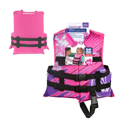 Aqua LEISURE niño en kayak usando el chaleco Oceans7 con ajuste seguro