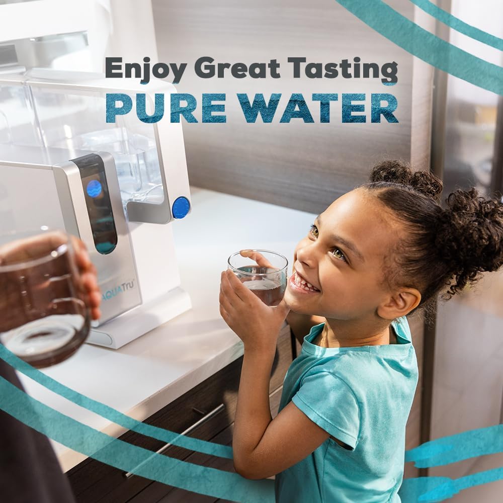 AQUA TRU agua vertida en vaso tras filtrado con sabor limpio