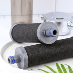 AQUAYOUTH filtro instalado en ducha ofreciendo agua más suave y agradable