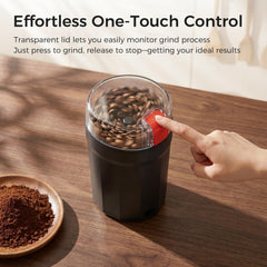 Aromvel en uso moliendo granos de café para mayor frescura en la taza