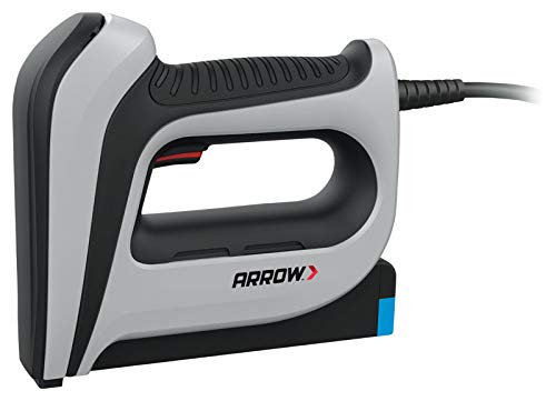 Arrow T50ACD en uso tapizando una silla, herramienta Arrow ofreciendo fijación precisa