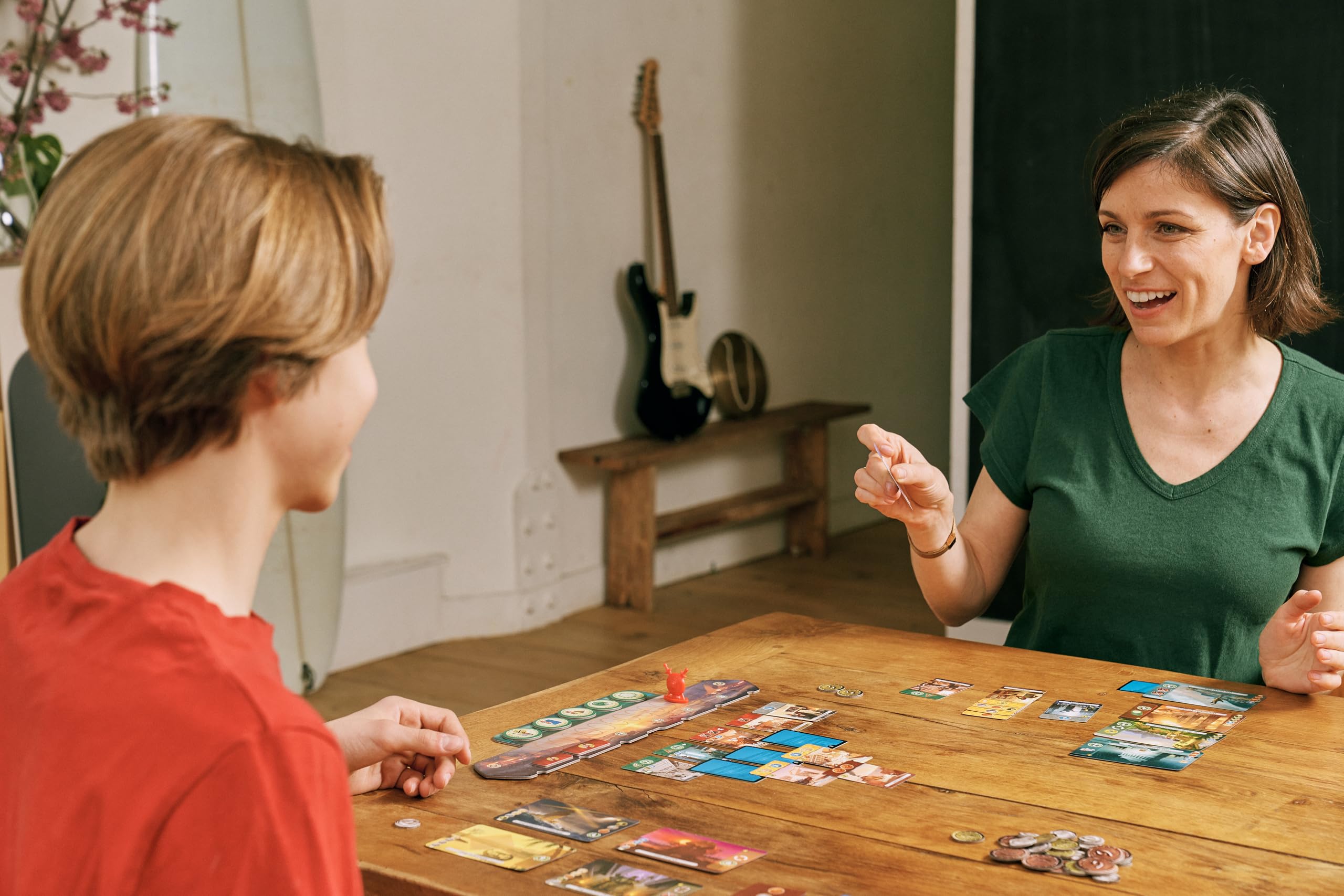 Asmodee comparación de piezas junto a una mano para ver tamaño y facilidad de manejo