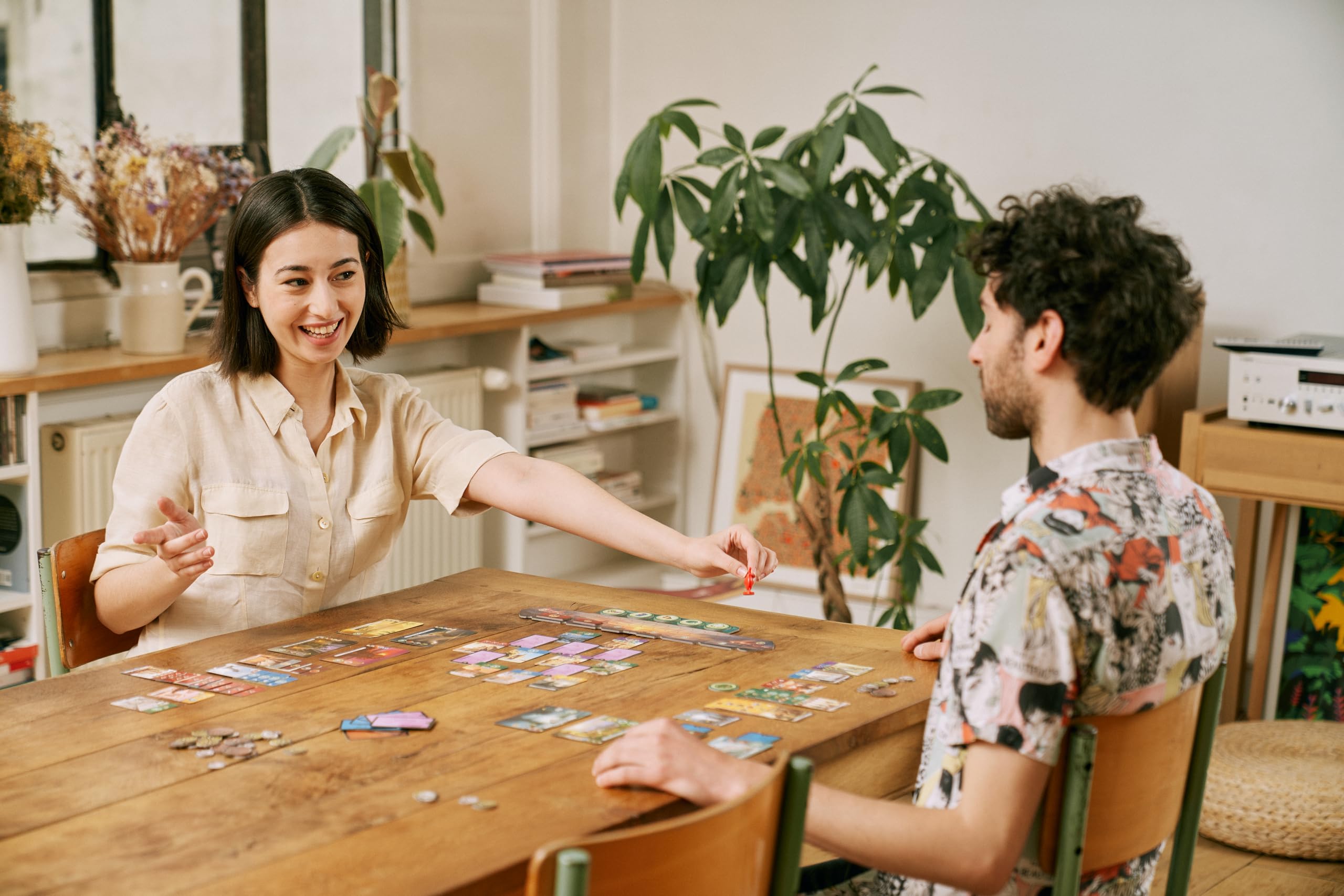 Asmodee dos jugadores en mesa disfrutando tensión y ritmo en 30 minutos