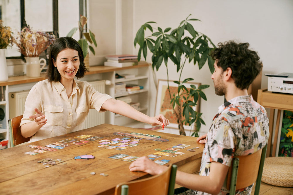 Asmodee dos jugadores en mesa disfrutando tensión y ritmo en 30 minutos