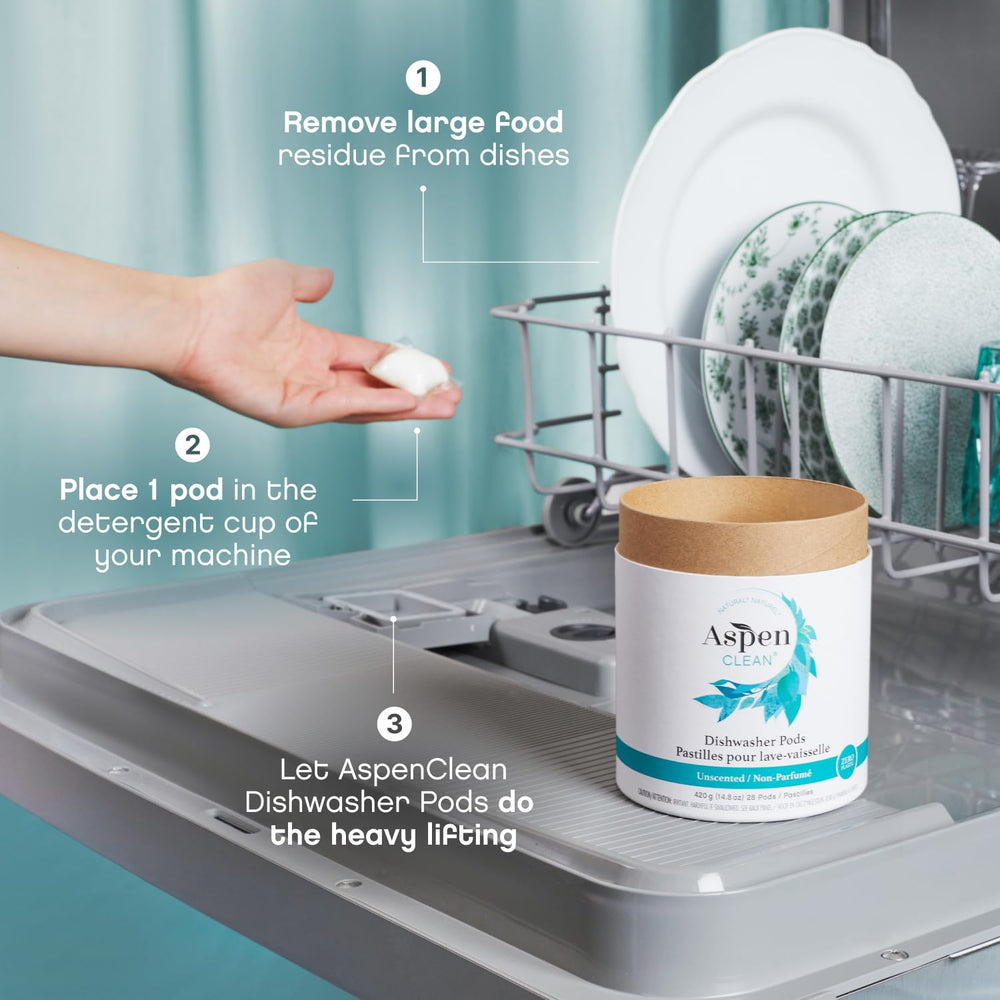 AspenClean pastilla en la mano para comparar tamaño y conveniencia por dosis