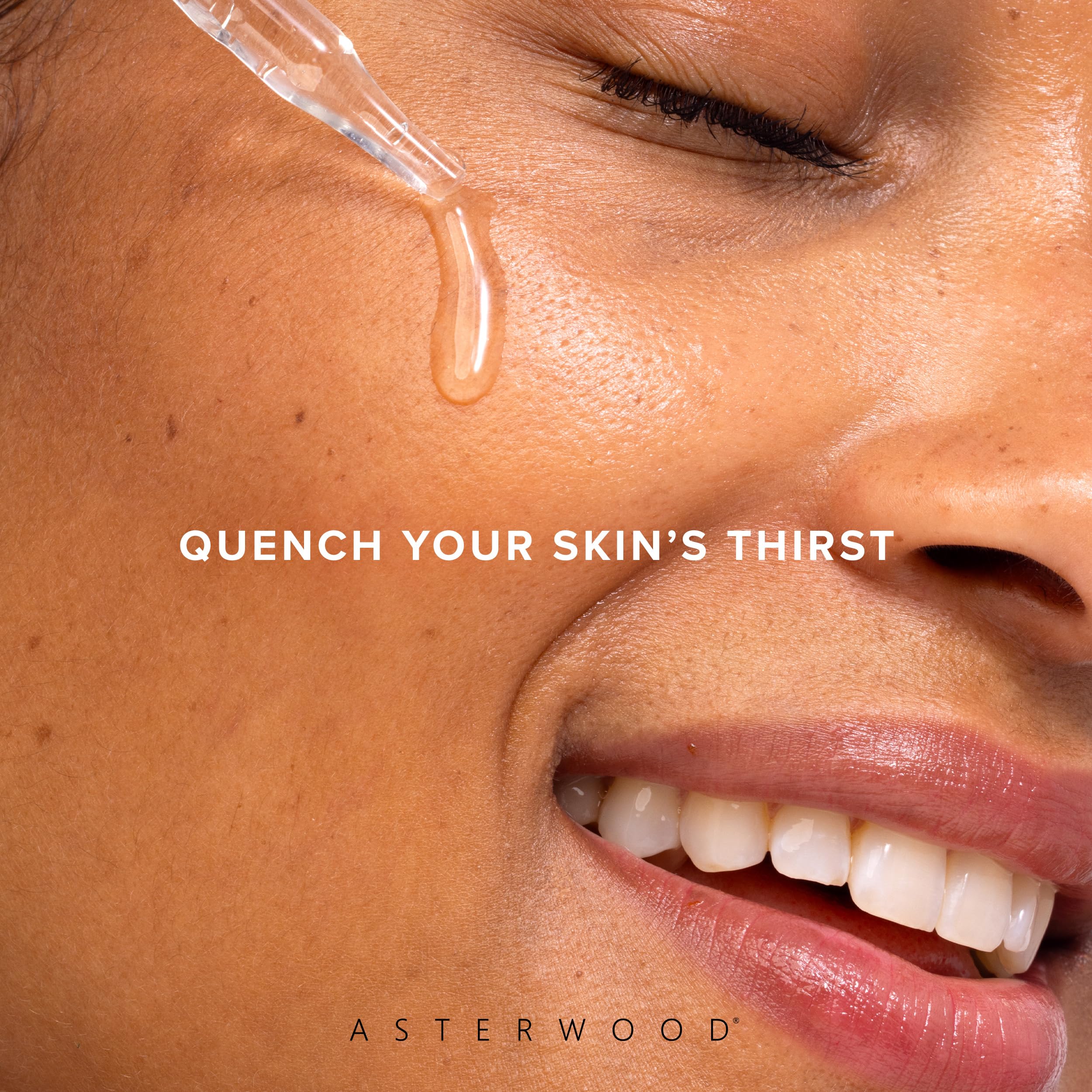Asterwood sérum en mano ilustrando dos a cuatro gotas para aplicación precisa