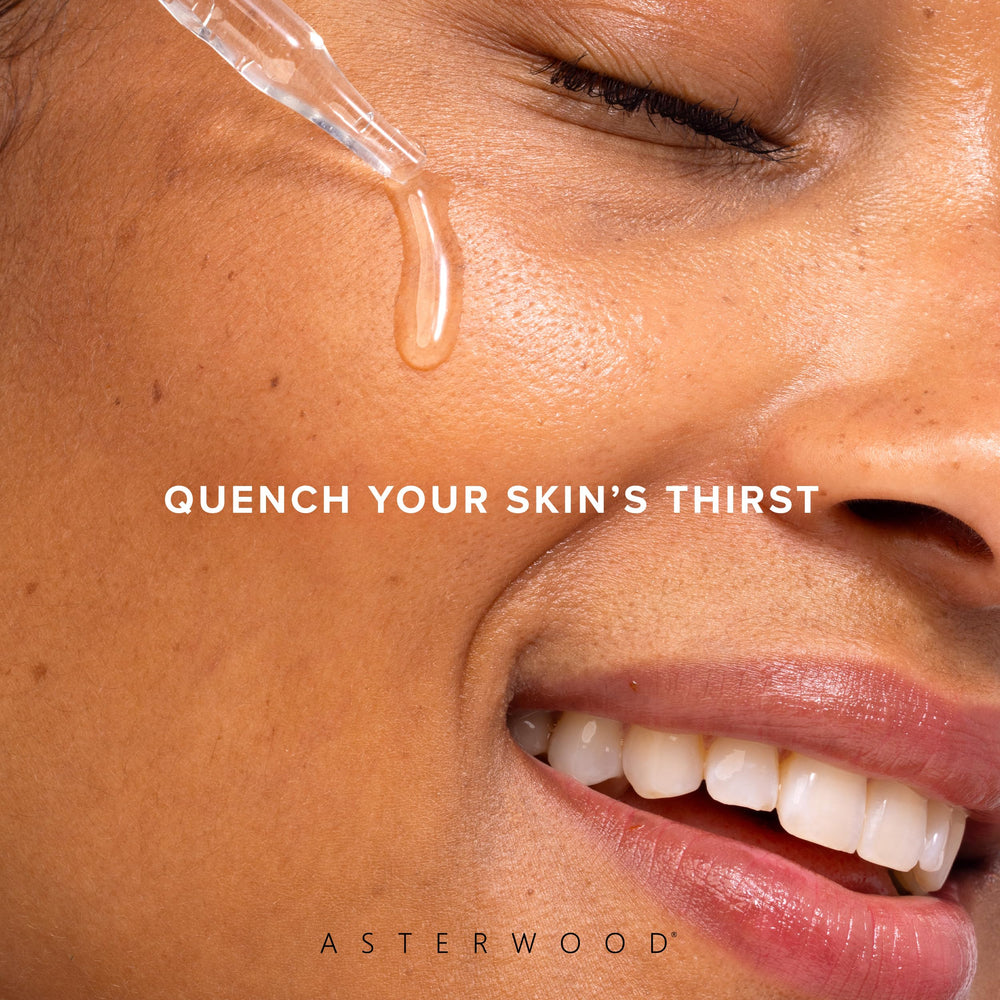 Asterwood sérum en mano ilustrando dos a cuatro gotas para aplicación precisa