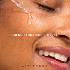 Asterwood sérum en mano ilustrando dos a cuatro gotas para aplicación precisa