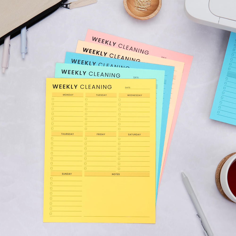 Astrobrights uso en escritorio con tarjetas e invitaciones, aspecto creativo y duradero