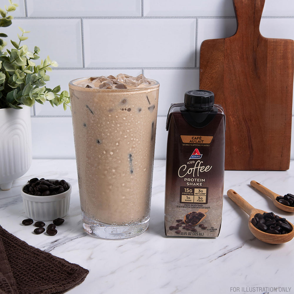 Atkins batido servido con hielo demostrando uso refrescante