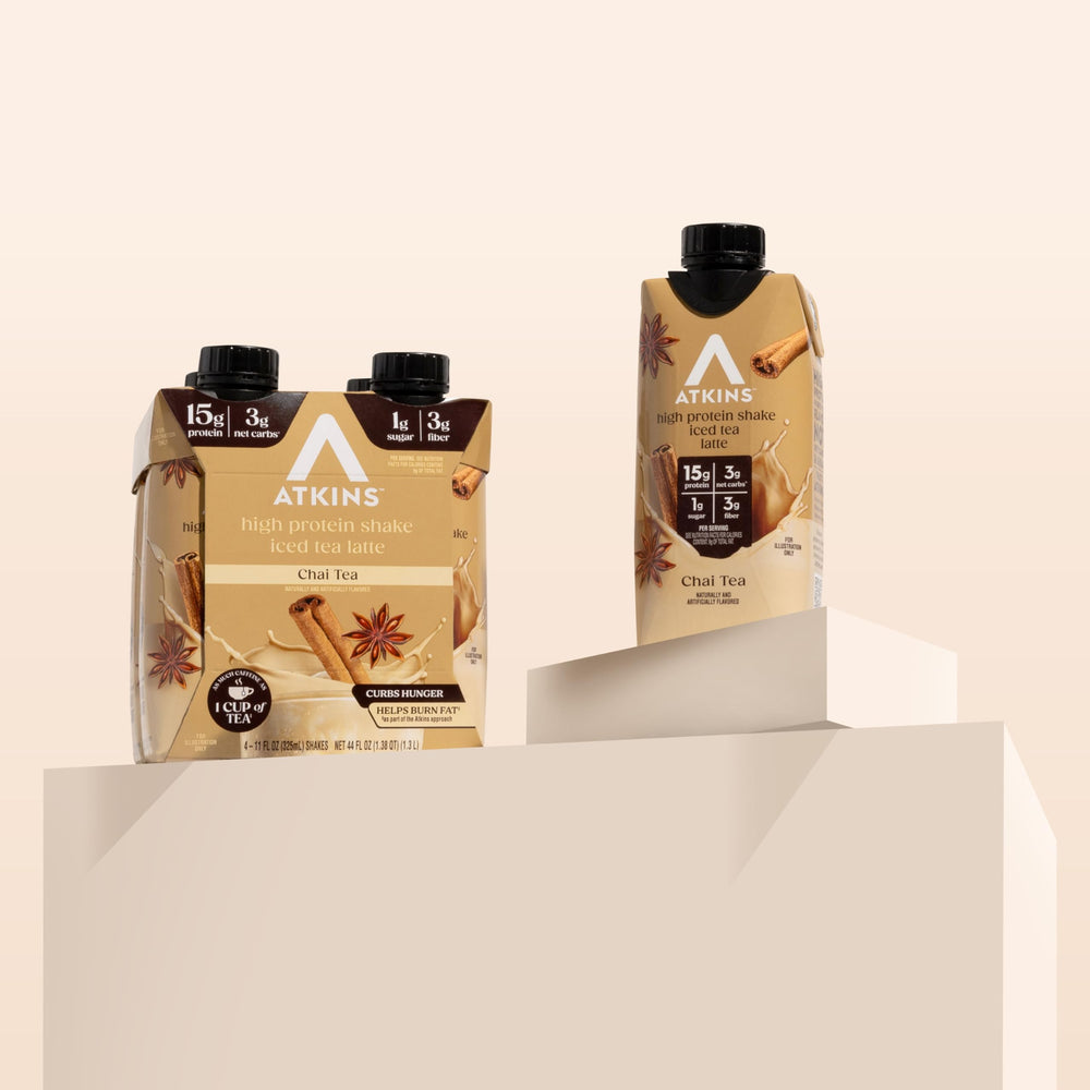 Atkins chai en mesa de desayuno para una opción proteica sabrosa