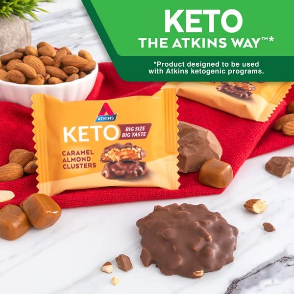 Atkins bocado servido en plato como postre, presenta opción baja en carbohidratos