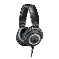 Audio-Technica ATH-M50X vista frontal mostrando diseño y logo, ofrece monitorización precisa