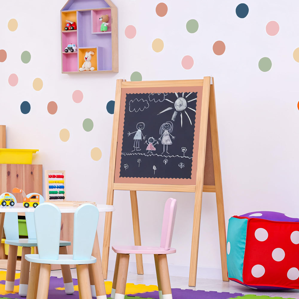 Augisteen aula decorada con bordes boho, ambiente acogedor y ordenado