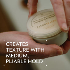detalle de la textura de la pomada Aveda Control Paste mostrando consistencia maleable