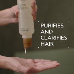 Aveda textura espumosa del champú en mano mostrando suavidad y fácil enjuague