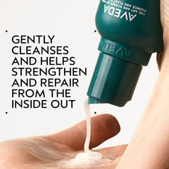 Aveda textura espumosa en mano que indica limpieza suave
