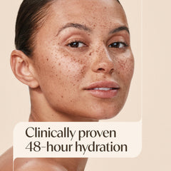 Aveeno aplicación facial con mano para mostrar uso y cobertura