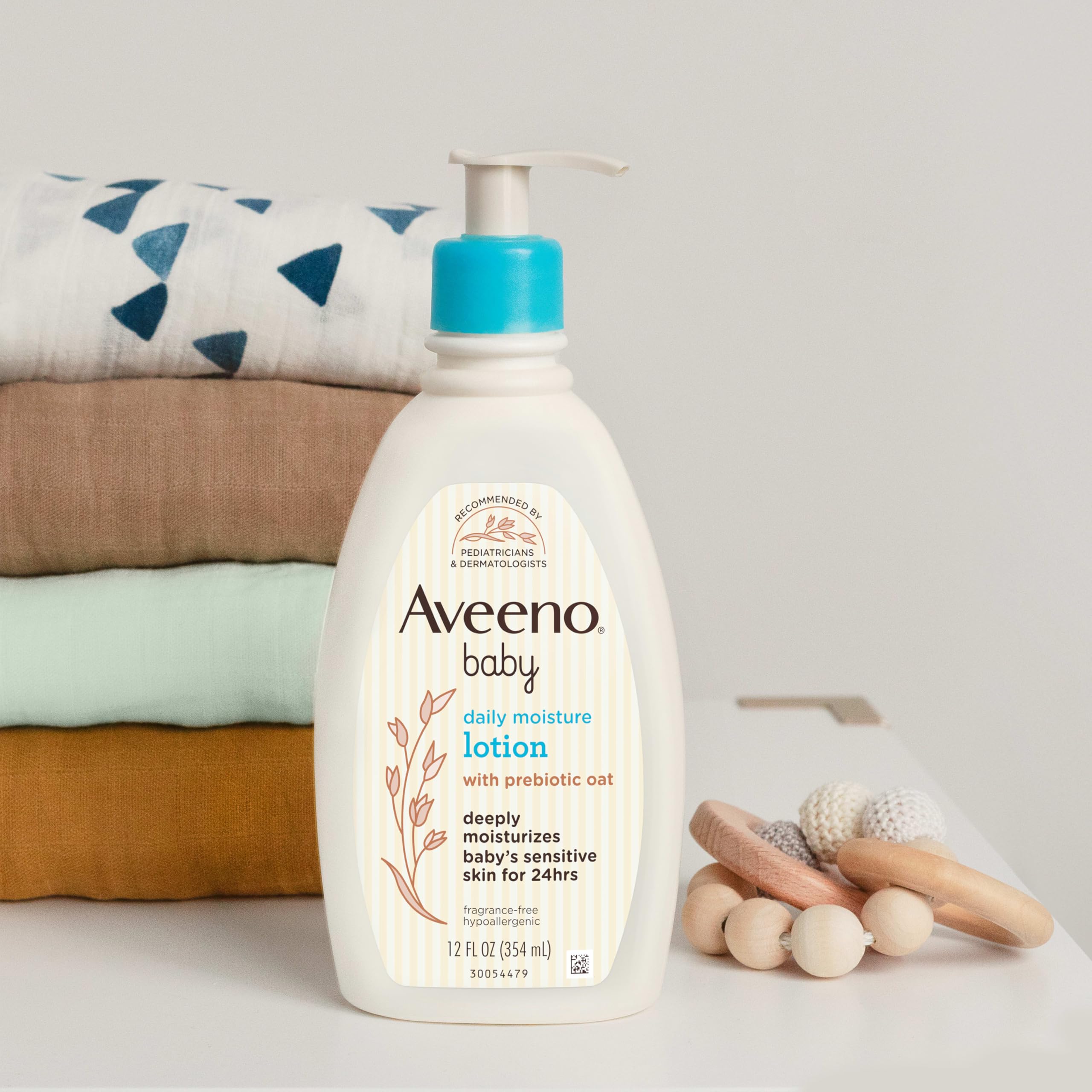 Aveeno Baby envase comparado con mano para escala, tamaño familiar práctico
