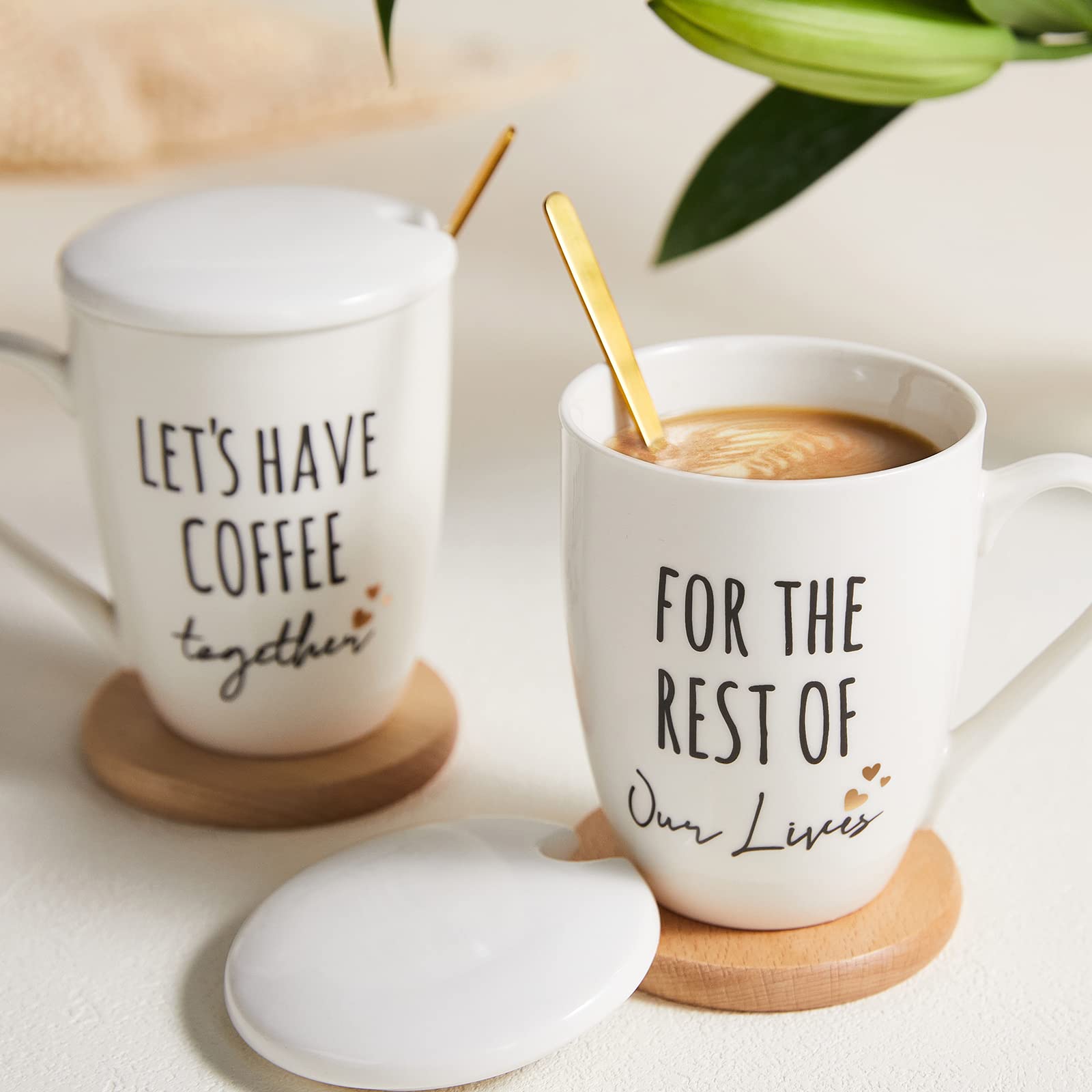 AW BRIDAL tazas en mesa de desayuno creando ambiente de pareja