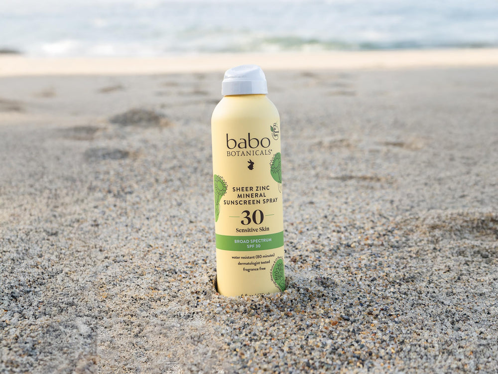 Babo Botanicals primer plano del formato aerosol y textura de la fórmula