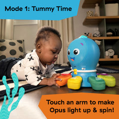 Bebé en Tummy Time tocando Opus Go de Baby Einstein, fortalece cuello y hombros