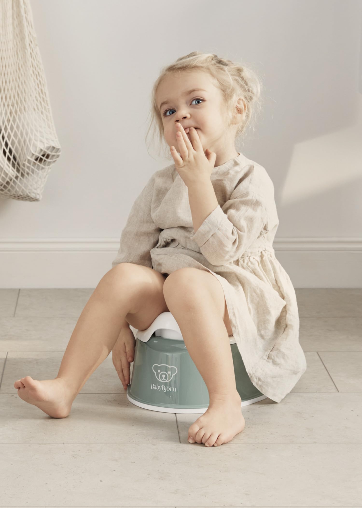 BabyBjörn Smart Potty close-up of contoured seat and backrest for comfortable support
