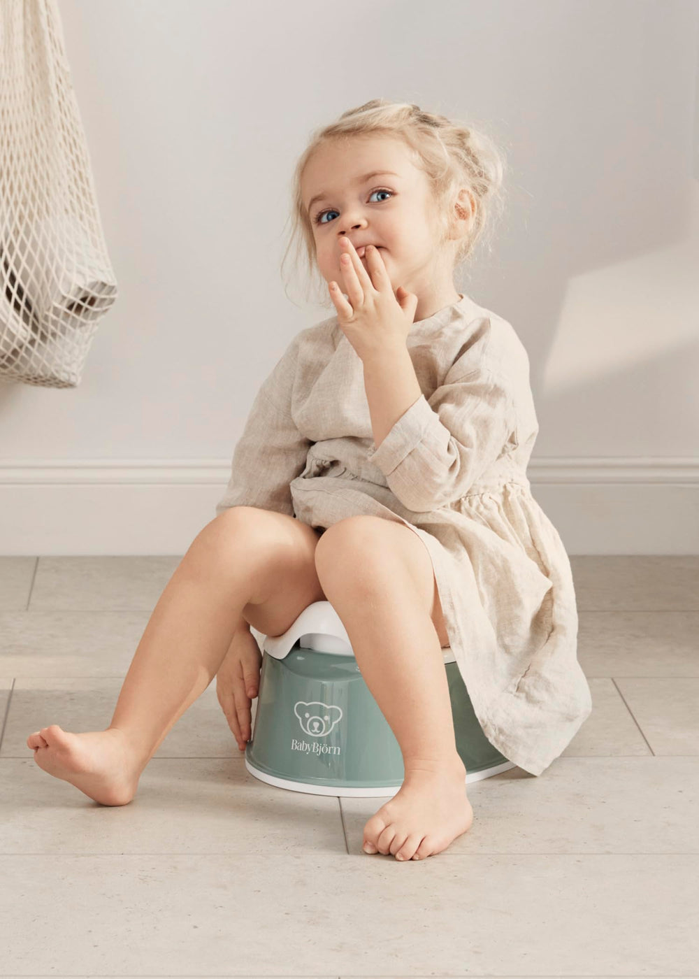 BabyBjörn Smart Potty close-up of contoured seat and backrest for comfortable support