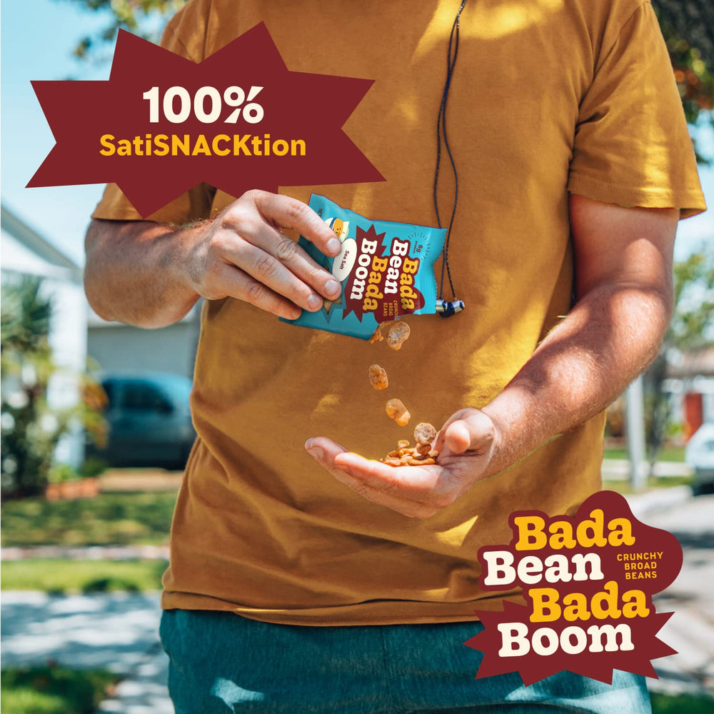 Bada Bean bolsa en mano mostrando tamaño y porción conveniente para llevar