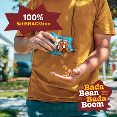 Bada Bean bolsa en mano mostrando tamaño y porción conveniente para llevar