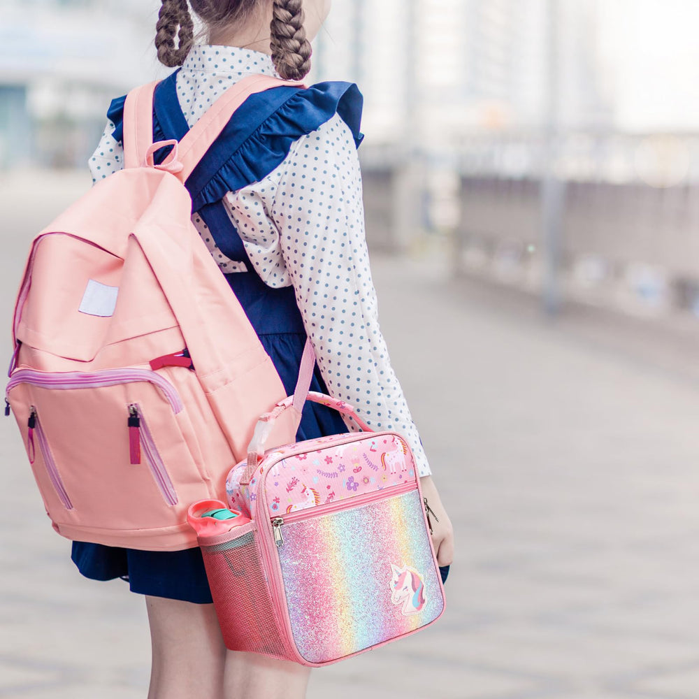 Bagseri comparación de tamaño junto a una mochila escolar, muestra escala realista